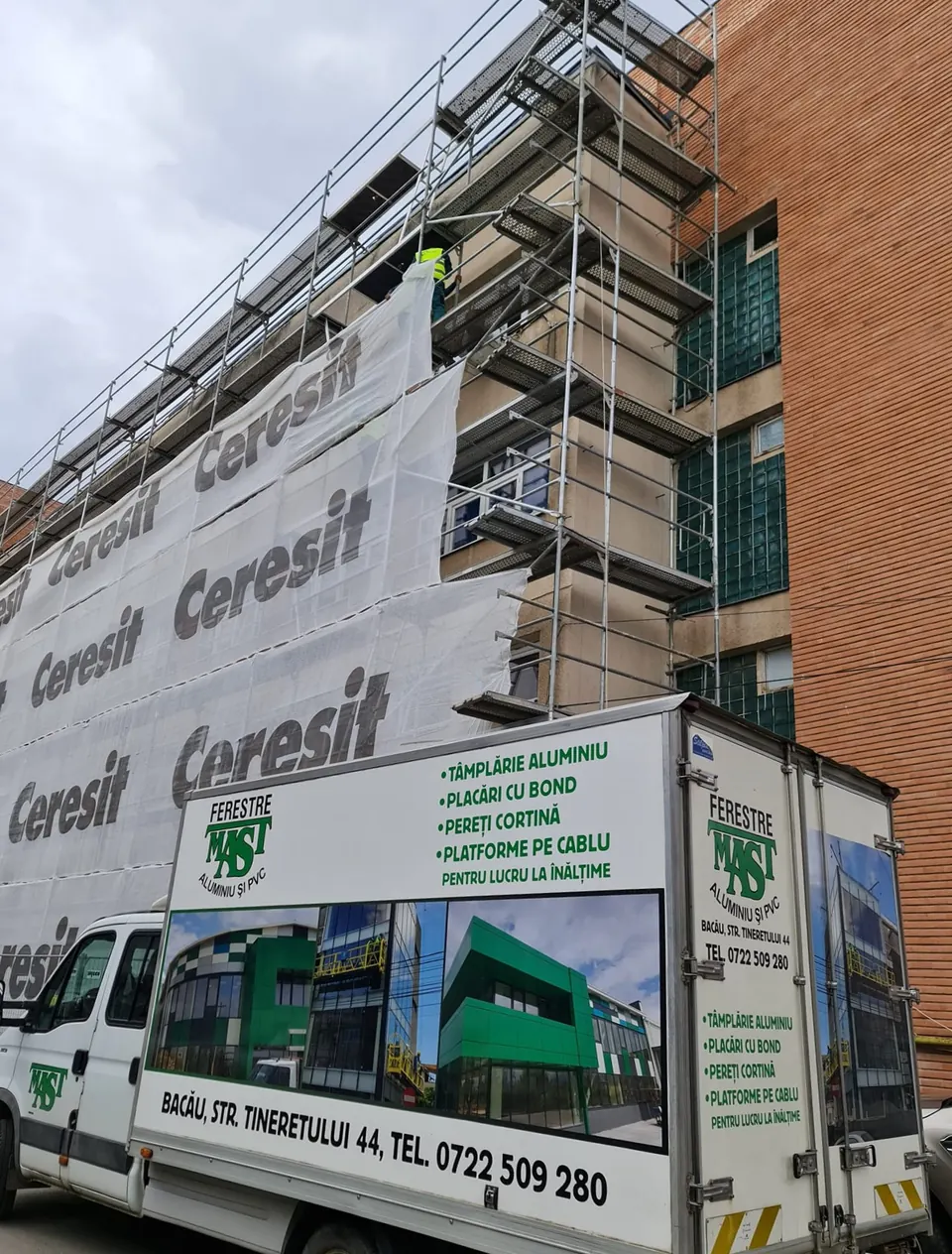 Autoutilitara MAST Bacău pe un șantier de renovare a fațadei unei clădiri