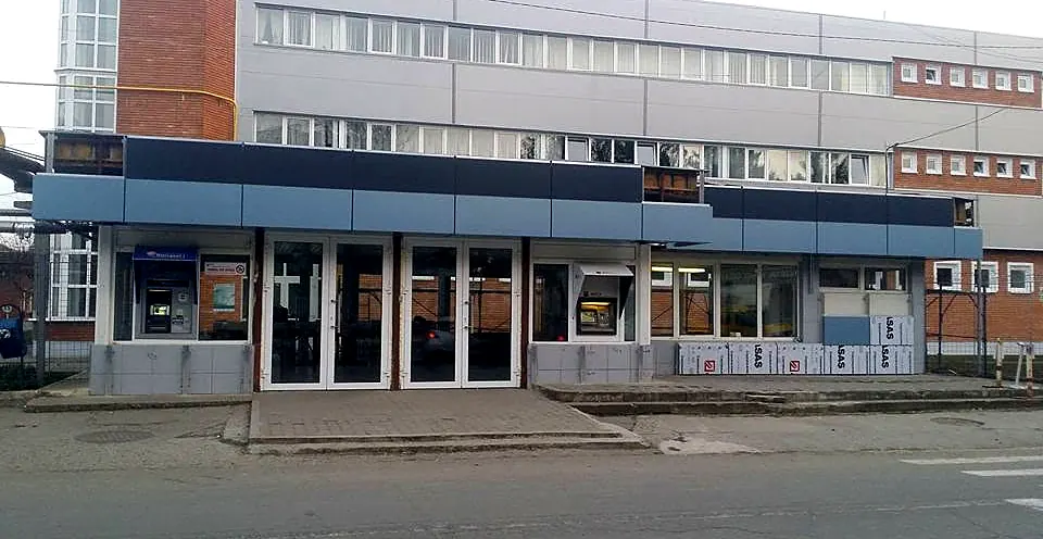 Extindere la parter a unei hale, cu fascia din bond albastru și front vitrat din aluminiu