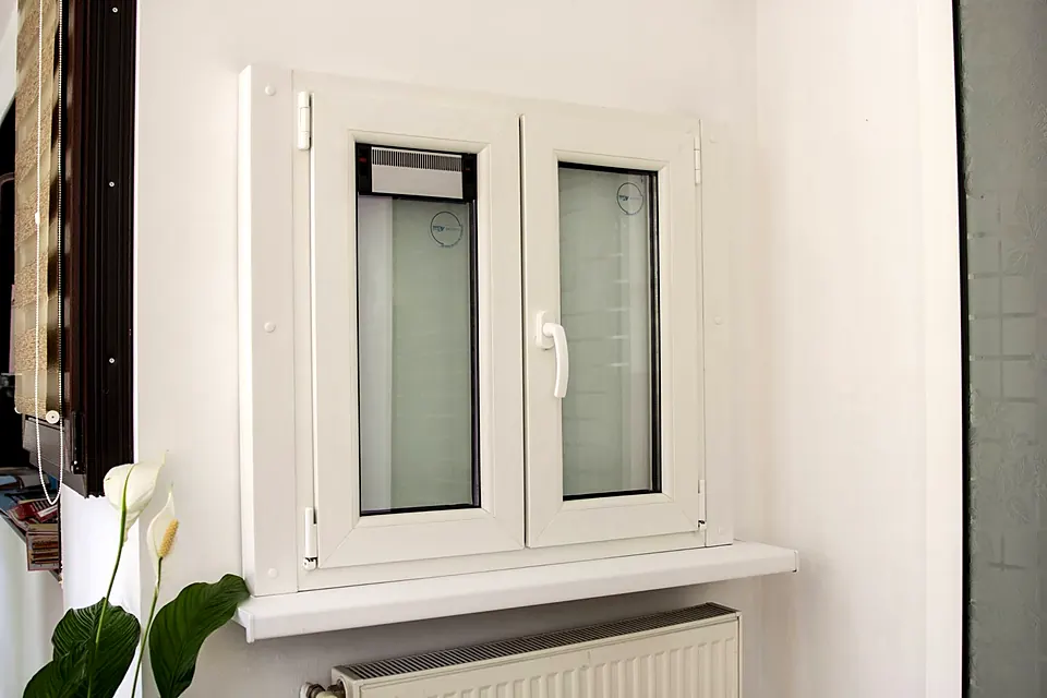 Fereastră PVC albă cu două canaturi și geam termoizolant