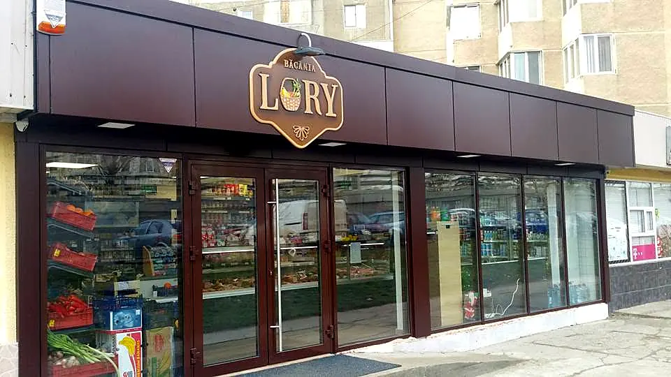 Front de magazin alimentar cu fascia placată cu bond maro și vitrine din aluminiu maro