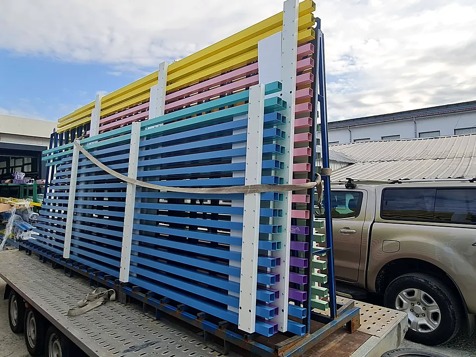 Panouri de riflaje din aluminiu vopsite în albastru, turcoaz și galben, pe rastel de transport