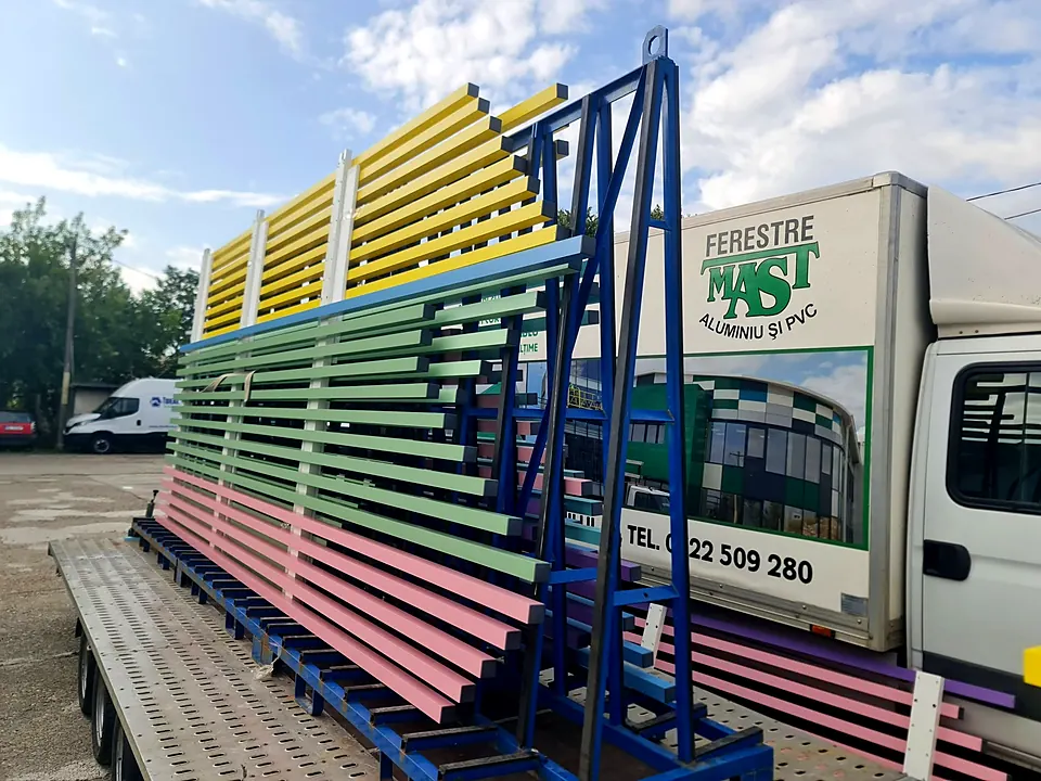 Panouri de riflaje colorate din aluminiu lângă autoutilitara MAST Bacău