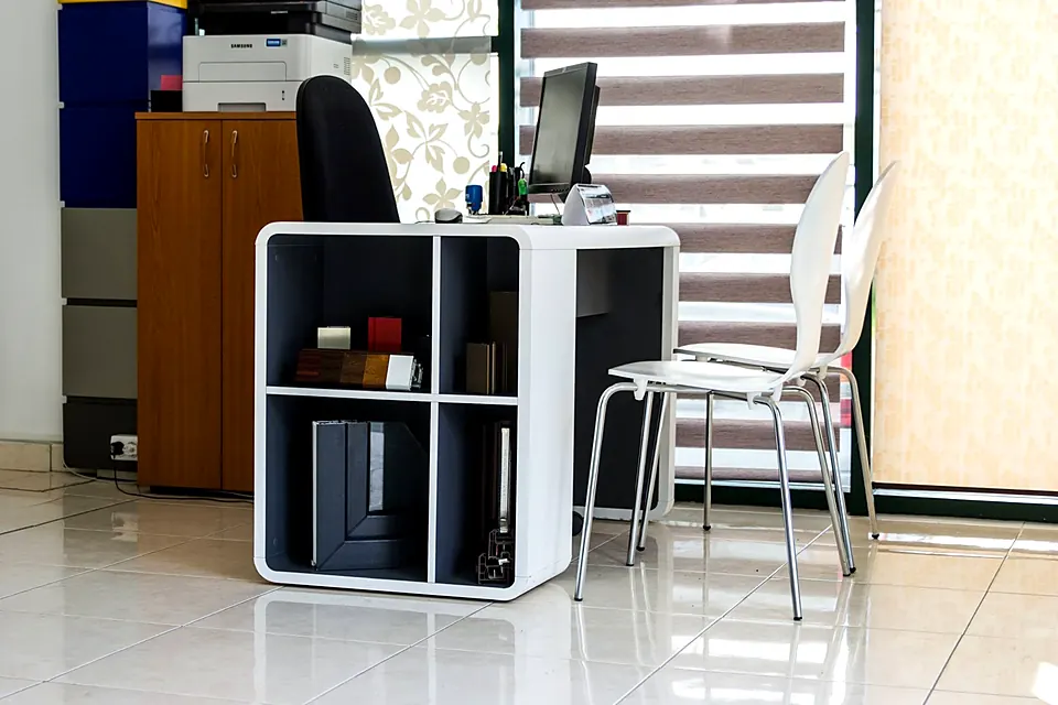 Birou de consultanță în showroomul MAST, cu mostre de profile și culori