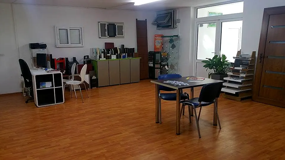 Showroomul MAST din strada Tineretului nr. 44, Bacău, cu mostre de uși și ferestre