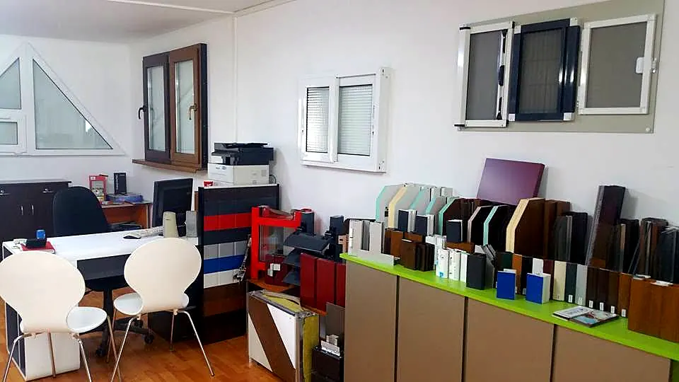 Mostre de profile, culori și ferestre expuse în showroomul MAST Bacău