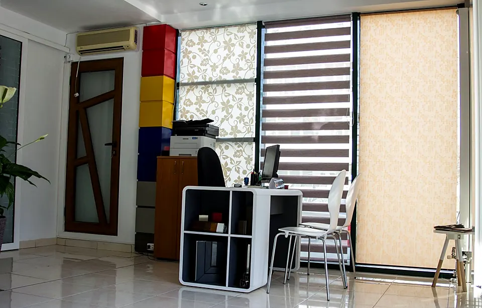 Showroom MAST cu ușă PVC efect lemn, rulouri și mostre de profile