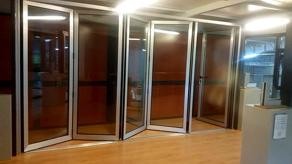 Sistem pliant din sticlă și aluminiu, parțial deschis