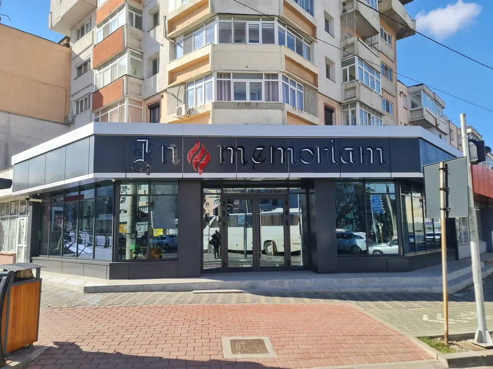 Spațiu comercial de colț placat cu bond antracit, cu vitrine mari din aluminiu și sticlă