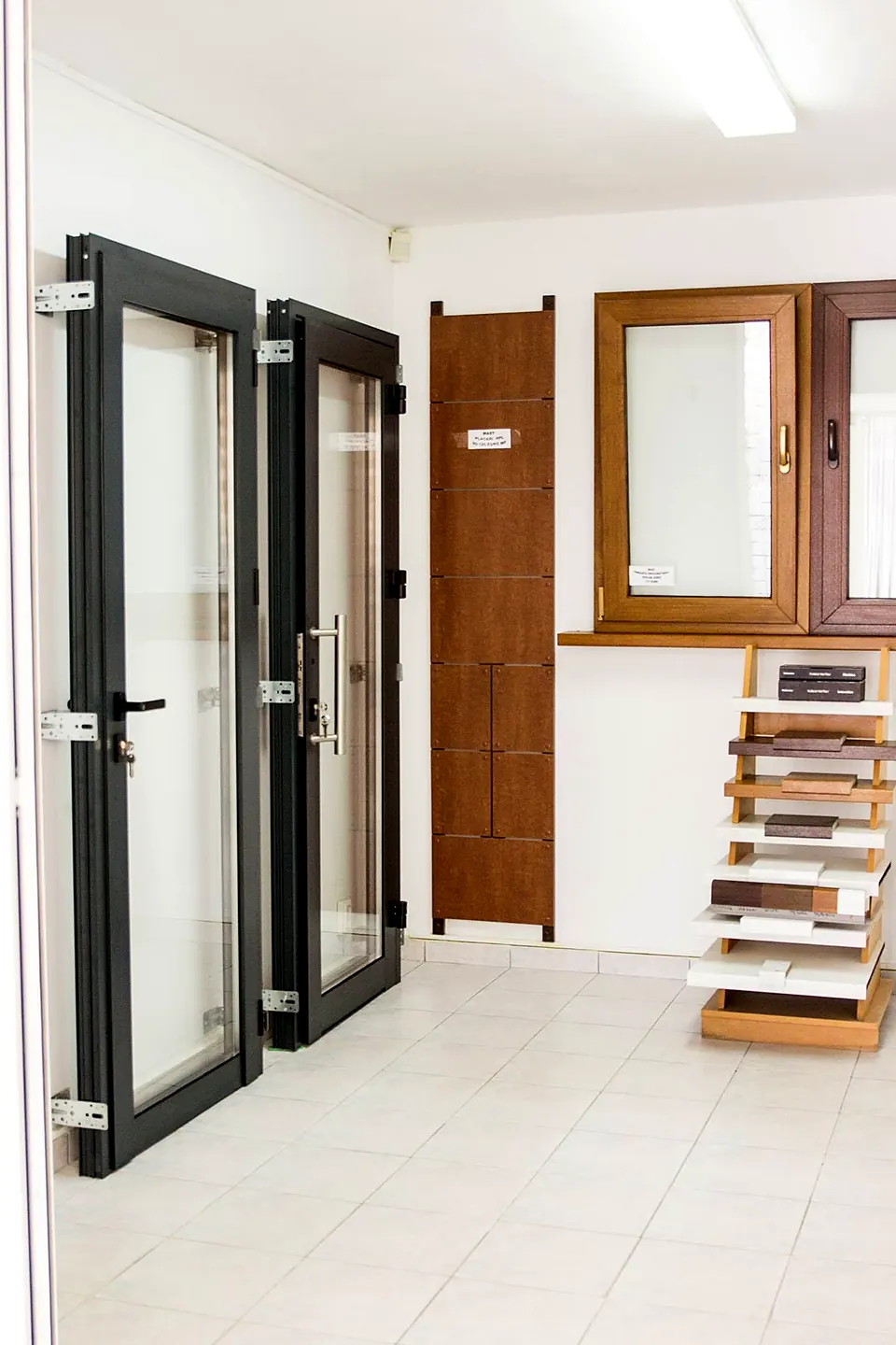 Ușă din aluminiu antracit cu geam, expusă în showroomul MAST
